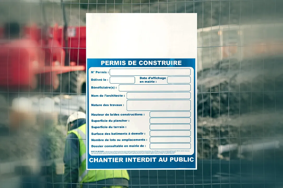 Affichage obligatoire d’un permis de construire devant une maison, pour informer le public et respecter les règles d’urbanisme