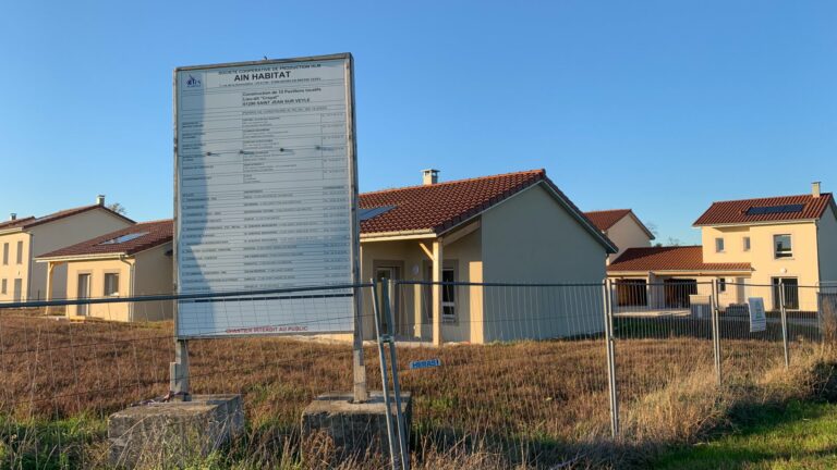 Panneau d’autorisation d’urbanisme affiché devant des pavillons