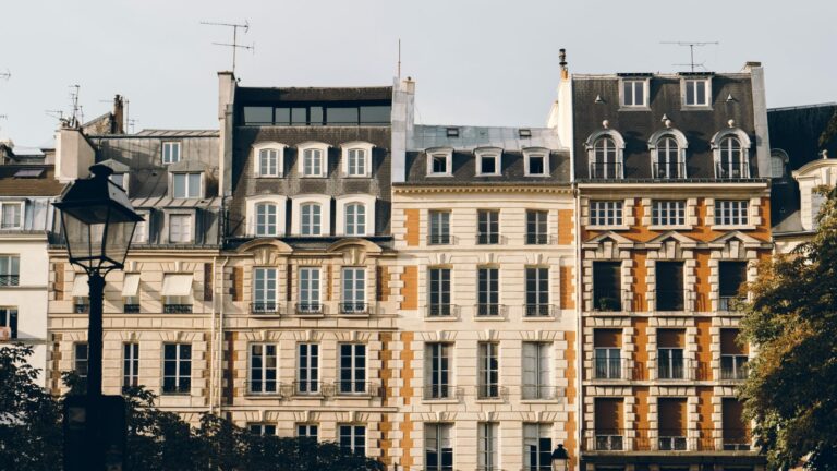 Façades d’immeubles anciens de la place Dauphine à Paris, secteur protégé
