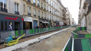 Travaux de voirie devant des commerces, rue de Vaugirard à Paris