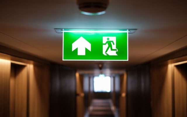 Signalisation de sortie de secours avec pictogramme vert, conforme aux normes de sécurité incendie