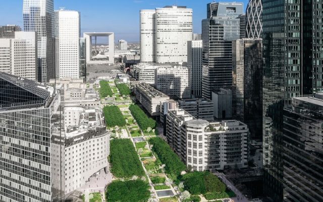 Vue aérienne du quartier d’affaires de La Défense et de son esplanade arborée, à l’ouest de Paris