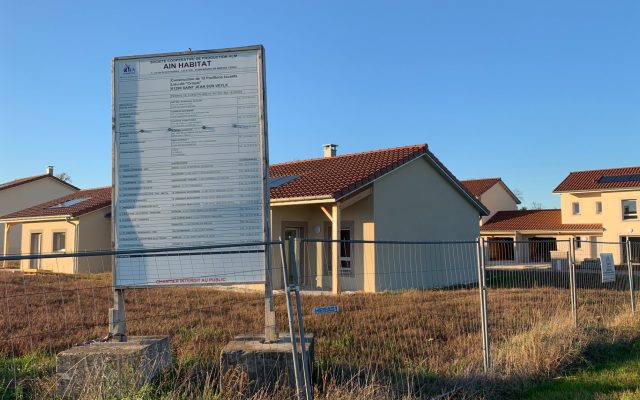 Panneau d’autorisation d’urbanisme affiché devant des pavillons