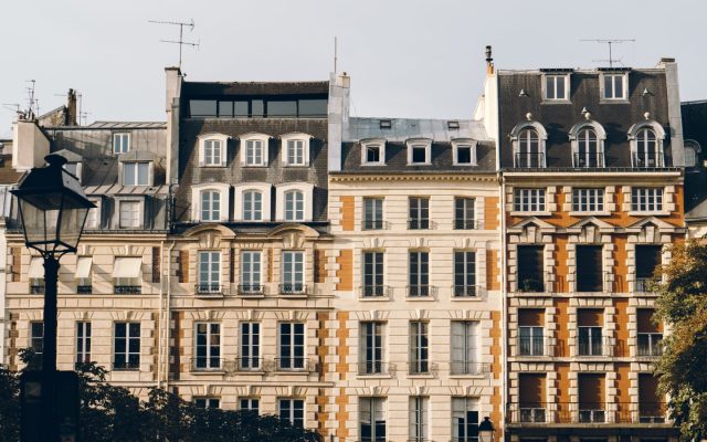 Façades d’immeubles anciens de la place Dauphine à Paris, secteur protégé