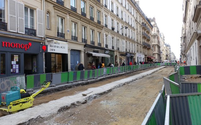 Travaux de voirie devant des commerces, rue de Vaugirard à Paris